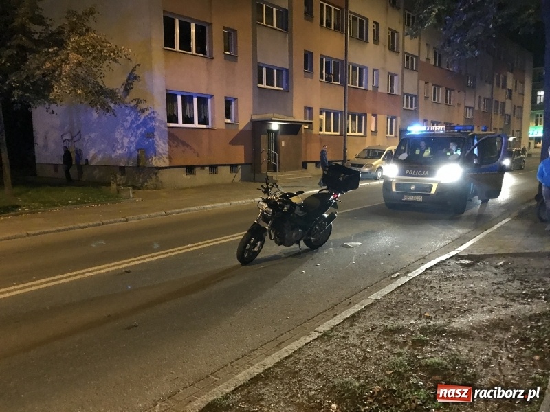 Zdjęcie w galerii na portalu naszraciborz.pl: Zderzenie motocykla i renault na Wojska Polskiego  wiadomości z regionu