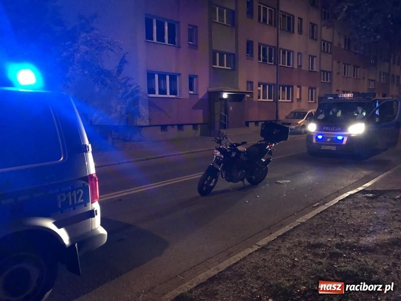 Zdjęcie w galerii na portalu naszraciborz.pl: Zderzenie motocykla i renault na Wojska Polskiego  wiadomości z regionu