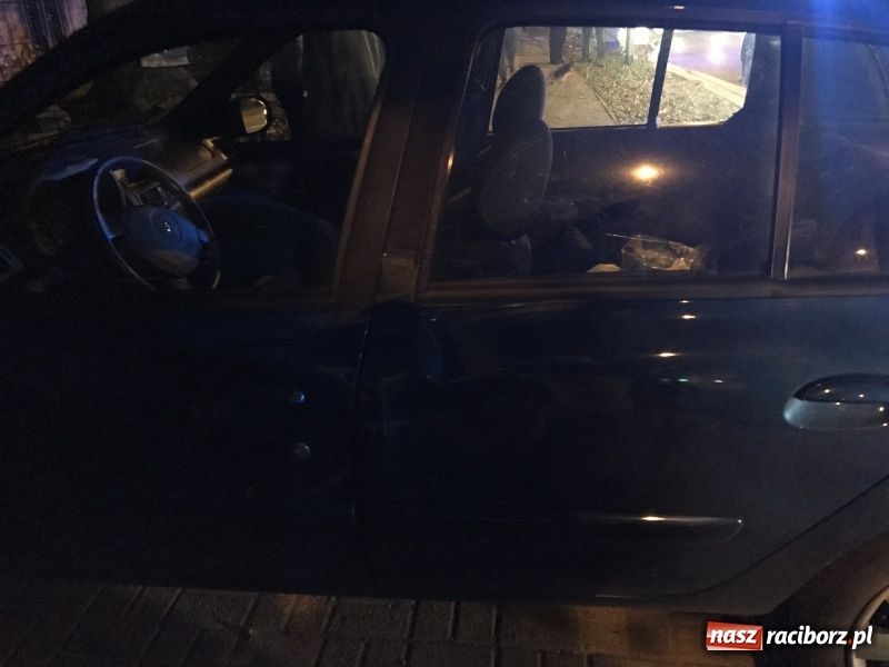 Zdjęcie w galerii na portalu naszraciborz.pl: Zderzenie motocykla i renault na Wojska Polskiego  wiadomości z regionu