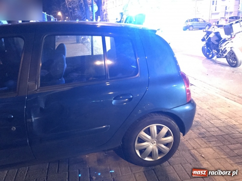 Zdjęcie w galerii na portalu naszraciborz.pl: Zderzenie motocykla i renault na Wojska Polskiego  wiadomości z regionu