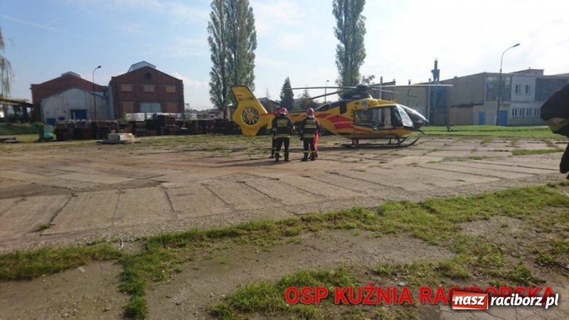 Zdjęcie w galerii na portalu naszraciborz.pl: Wypadek na terenie Odlewni Rafametu. Śmigłowiec zabrał rannego pracownika wiadomości z regionu