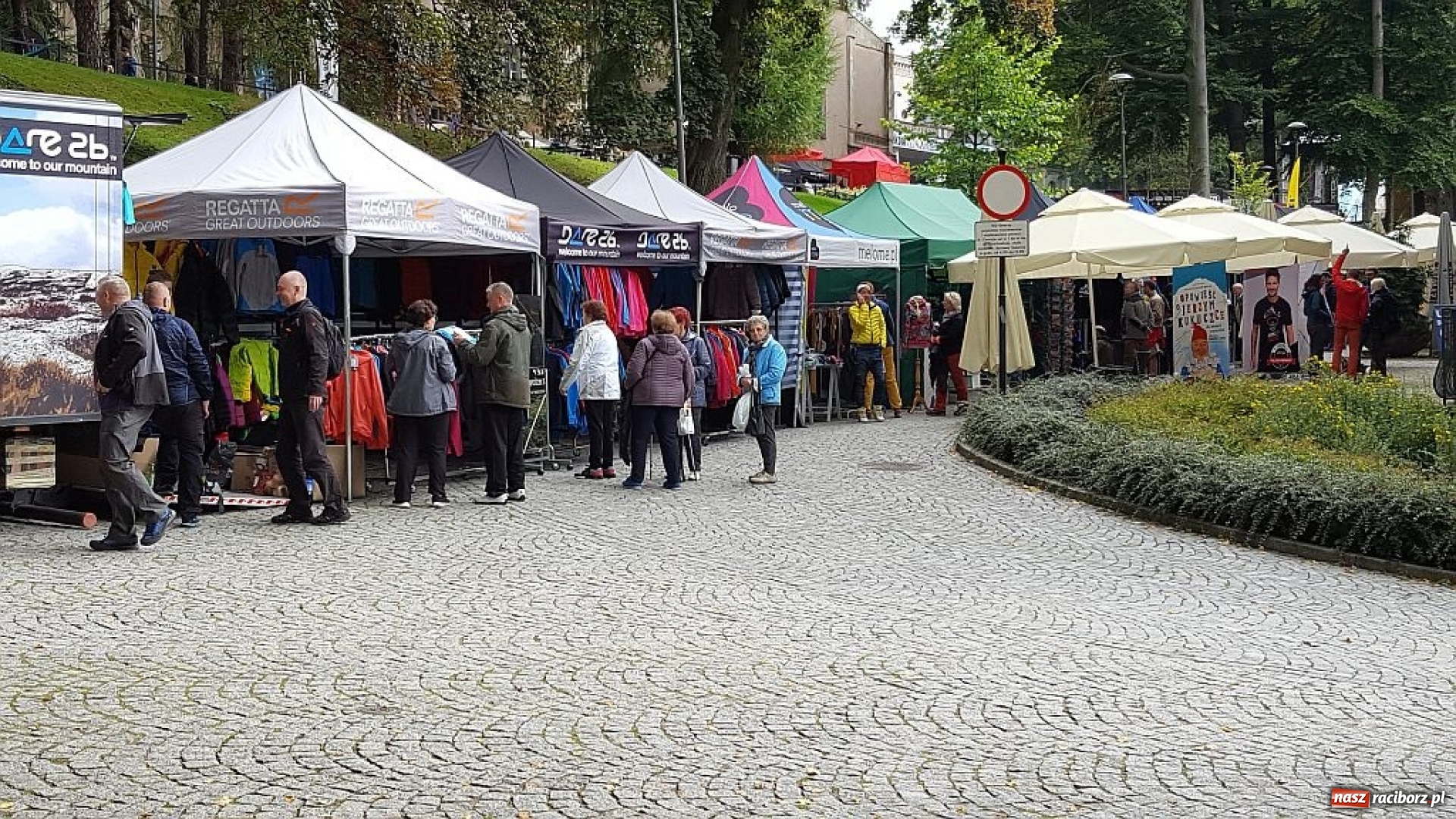Zdjęcie w galerii na portalu naszraciborz.pl: Nauczyciel z pasją. Dariusz Kaptur współautorem przewodnika wiadomości z regionu