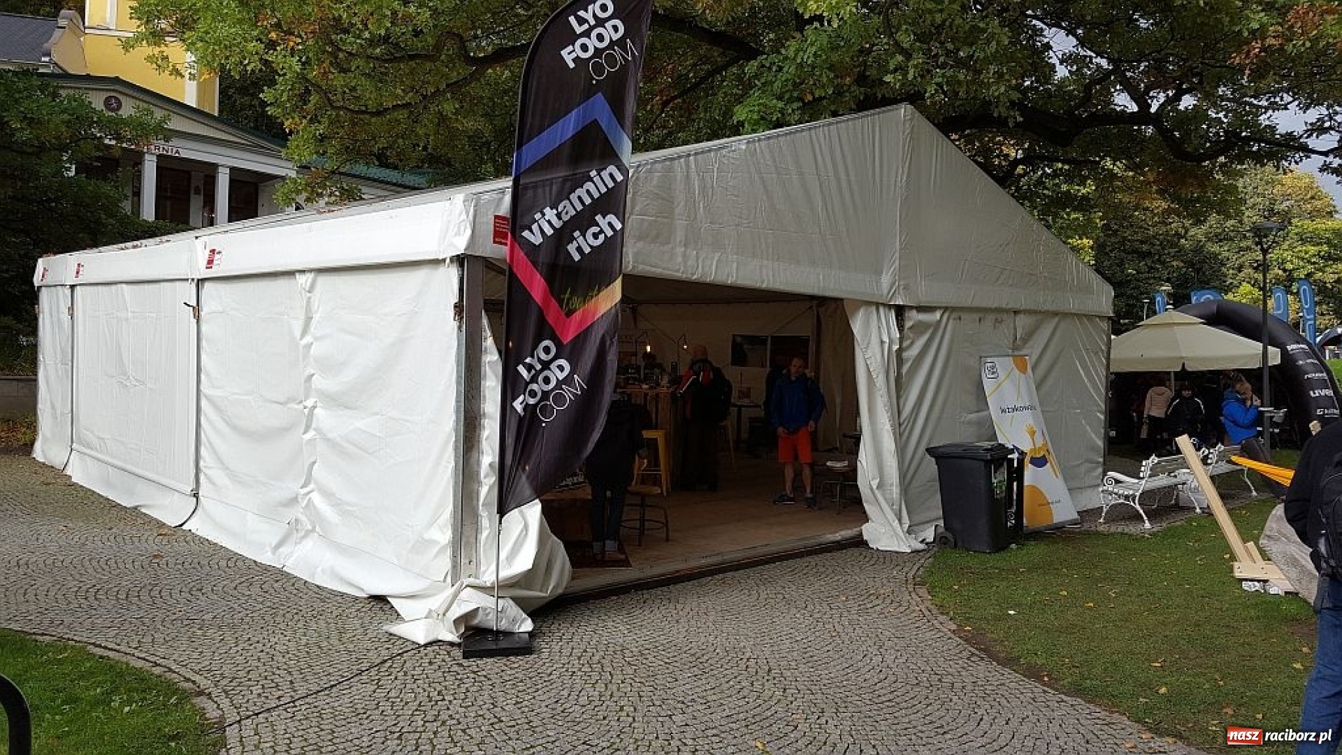 Zdjęcie w galerii na portalu naszraciborz.pl: Nauczyciel z pasją. Dariusz Kaptur współautorem przewodnika wiadomości z regionu