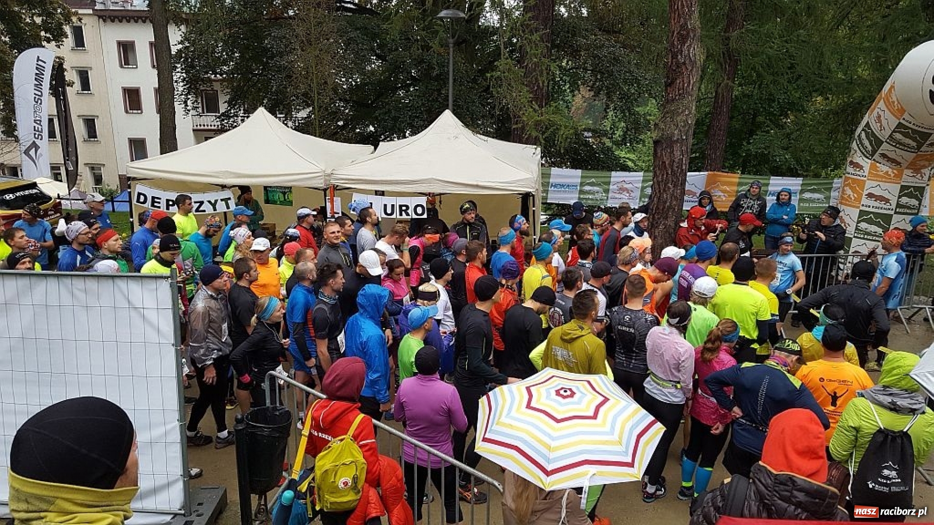 Zdjęcie w galerii na portalu naszraciborz.pl: Nauczyciel z pasją. Dariusz Kaptur współautorem przewodnika wiadomości z regionu