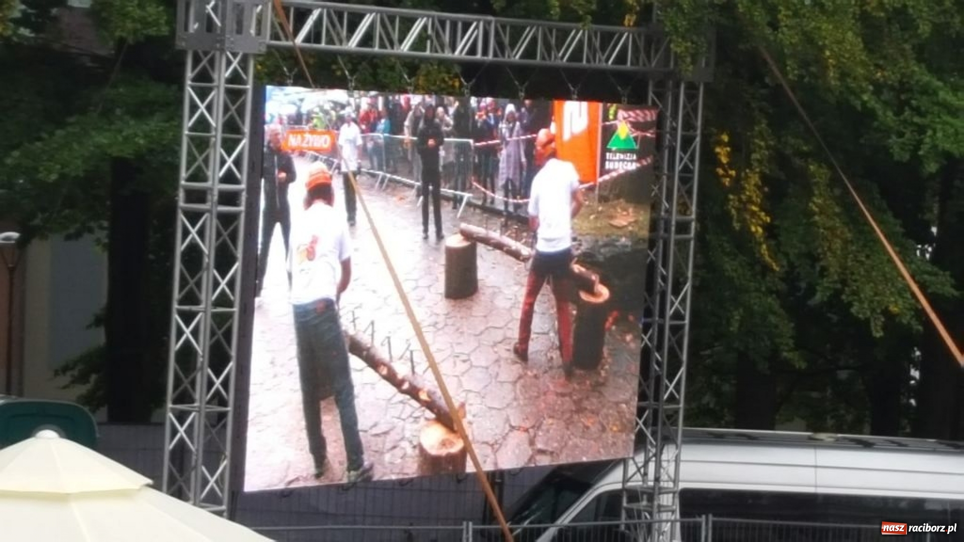 Zdjęcie w galerii na portalu naszraciborz.pl: Nauczyciel z pasją. Dariusz Kaptur współautorem przewodnika wiadomości z regionu