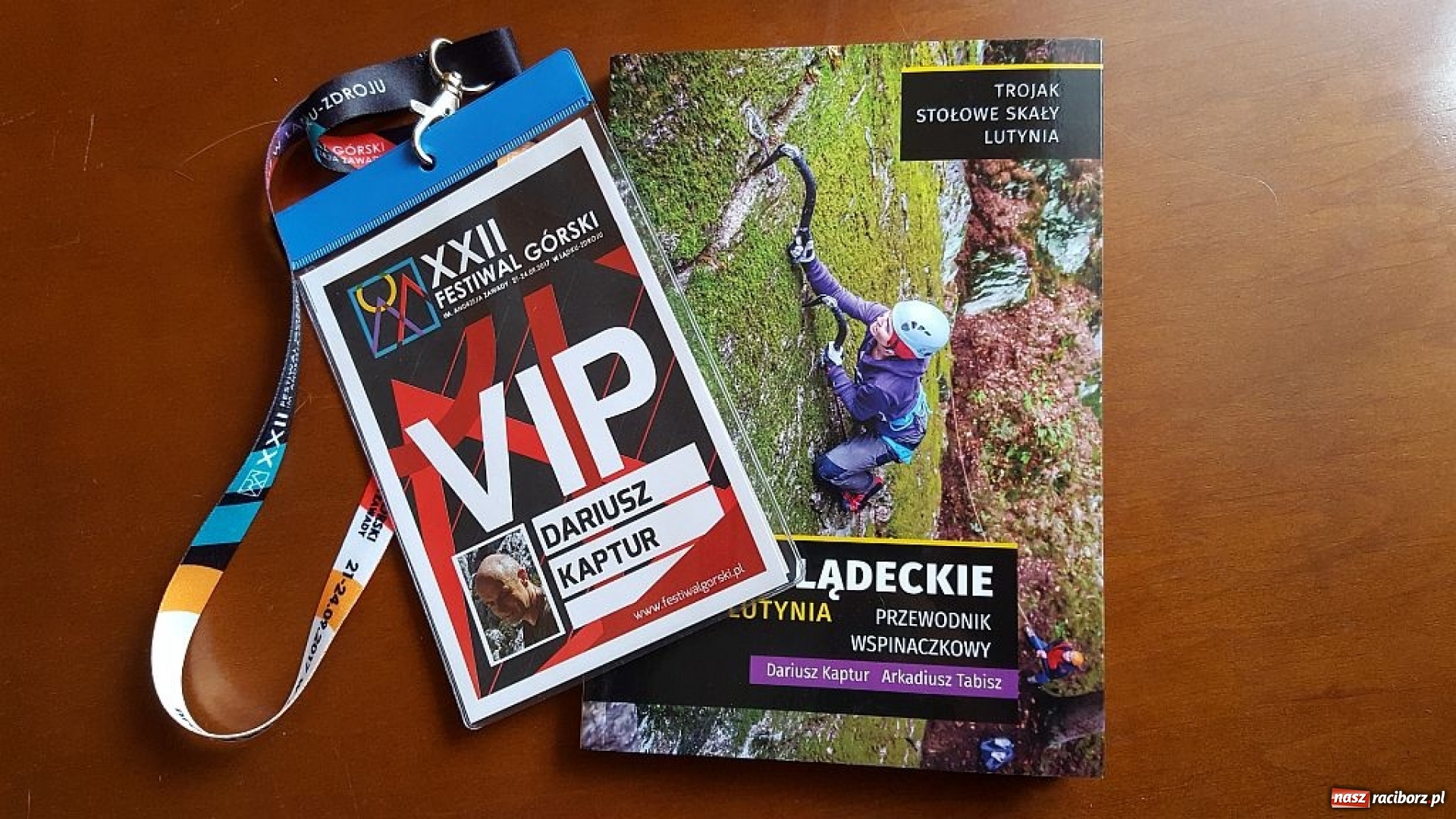 Zdjęcie w galerii na portalu naszraciborz.pl: Nauczyciel z pasją. Dariusz Kaptur współautorem przewodnika wiadomości z regionu