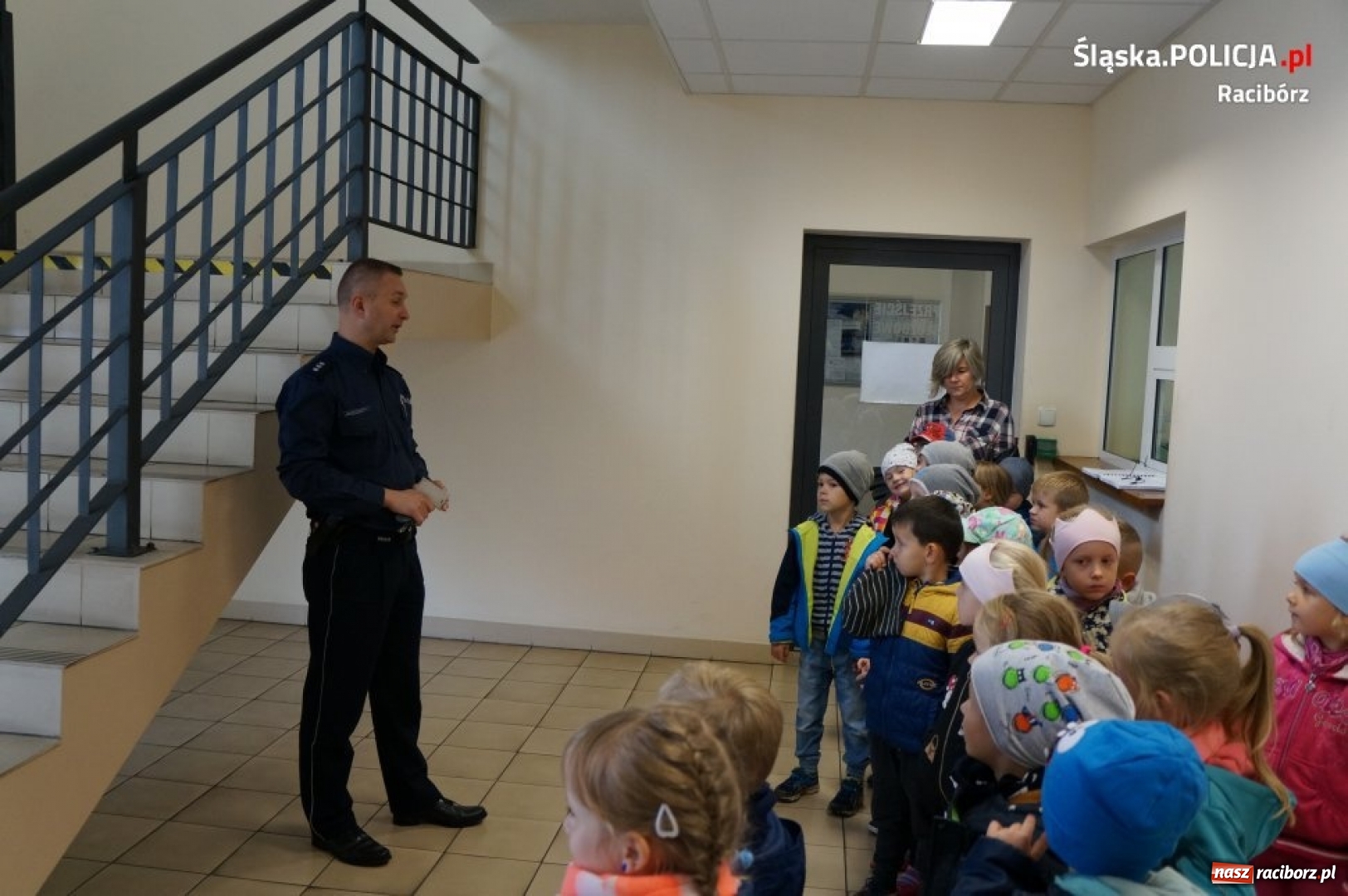 Zdjęcie w galerii na portalu naszraciborz.pl: Przedszkolaki z wizytą w raciborskiej komendzie policji  wiadomości z regionu