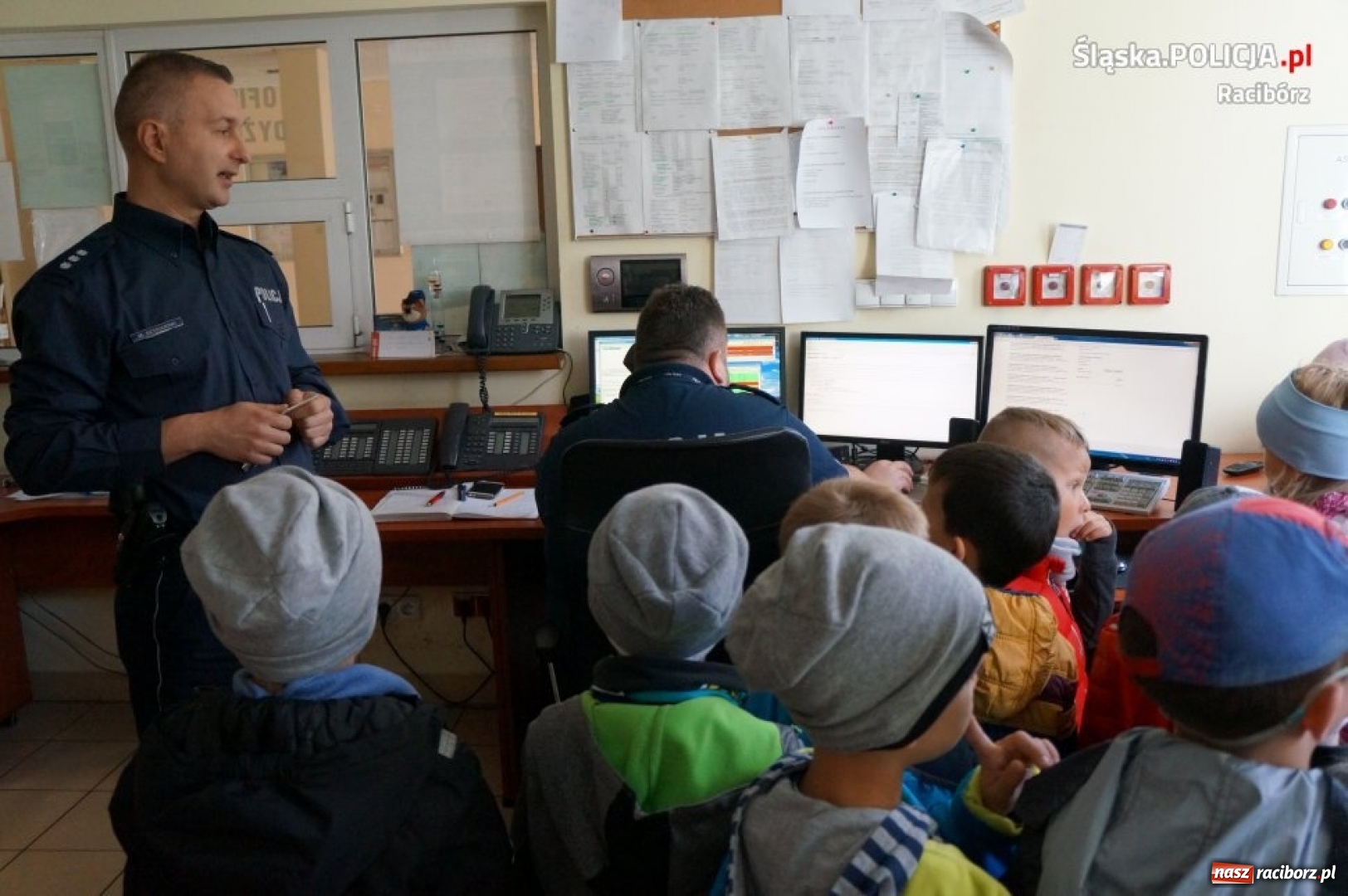 Zdjęcie w galerii na portalu naszraciborz.pl: Przedszkolaki z wizytą w raciborskiej komendzie policji  wiadomości z regionu