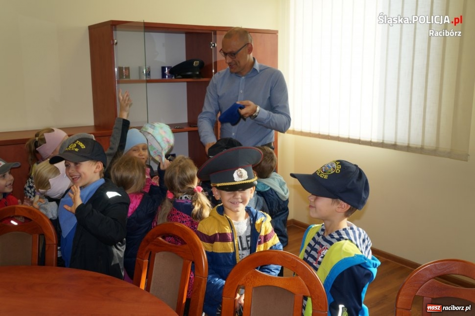 Zdjęcie w galerii na portalu naszraciborz.pl: Przedszkolaki z wizytą w raciborskiej komendzie policji  wiadomości z regionu