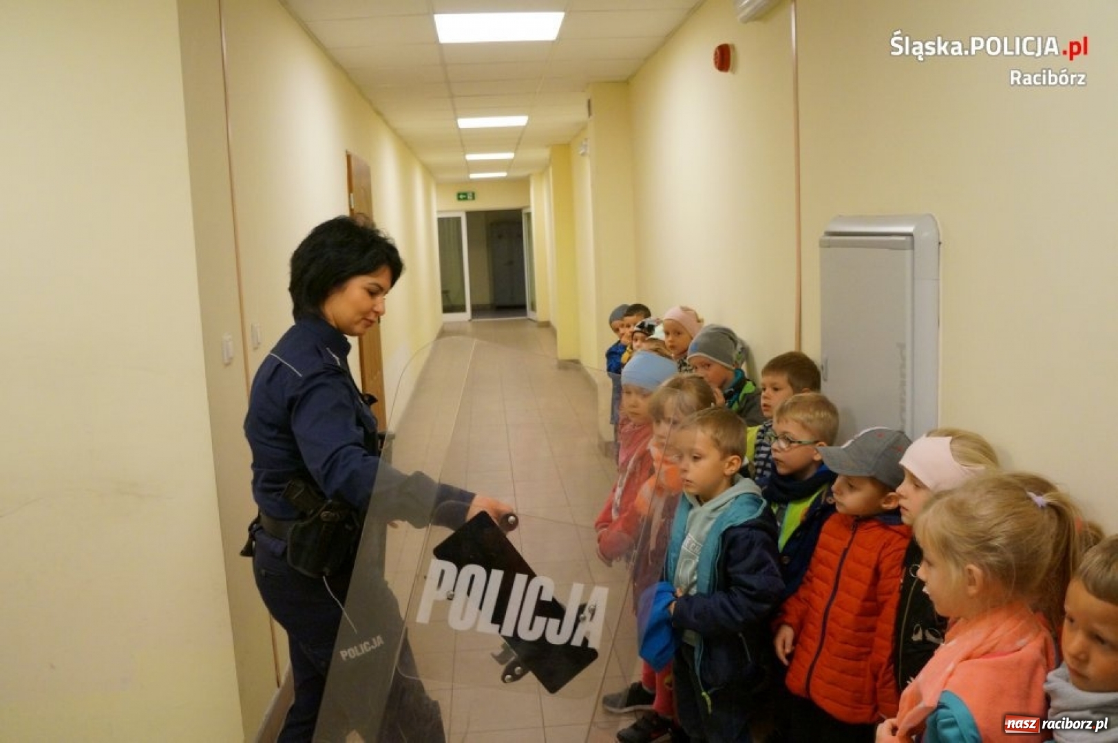 Zdjęcie w galerii na portalu naszraciborz.pl: Przedszkolaki z wizytą w raciborskiej komendzie policji  wiadomości z regionu