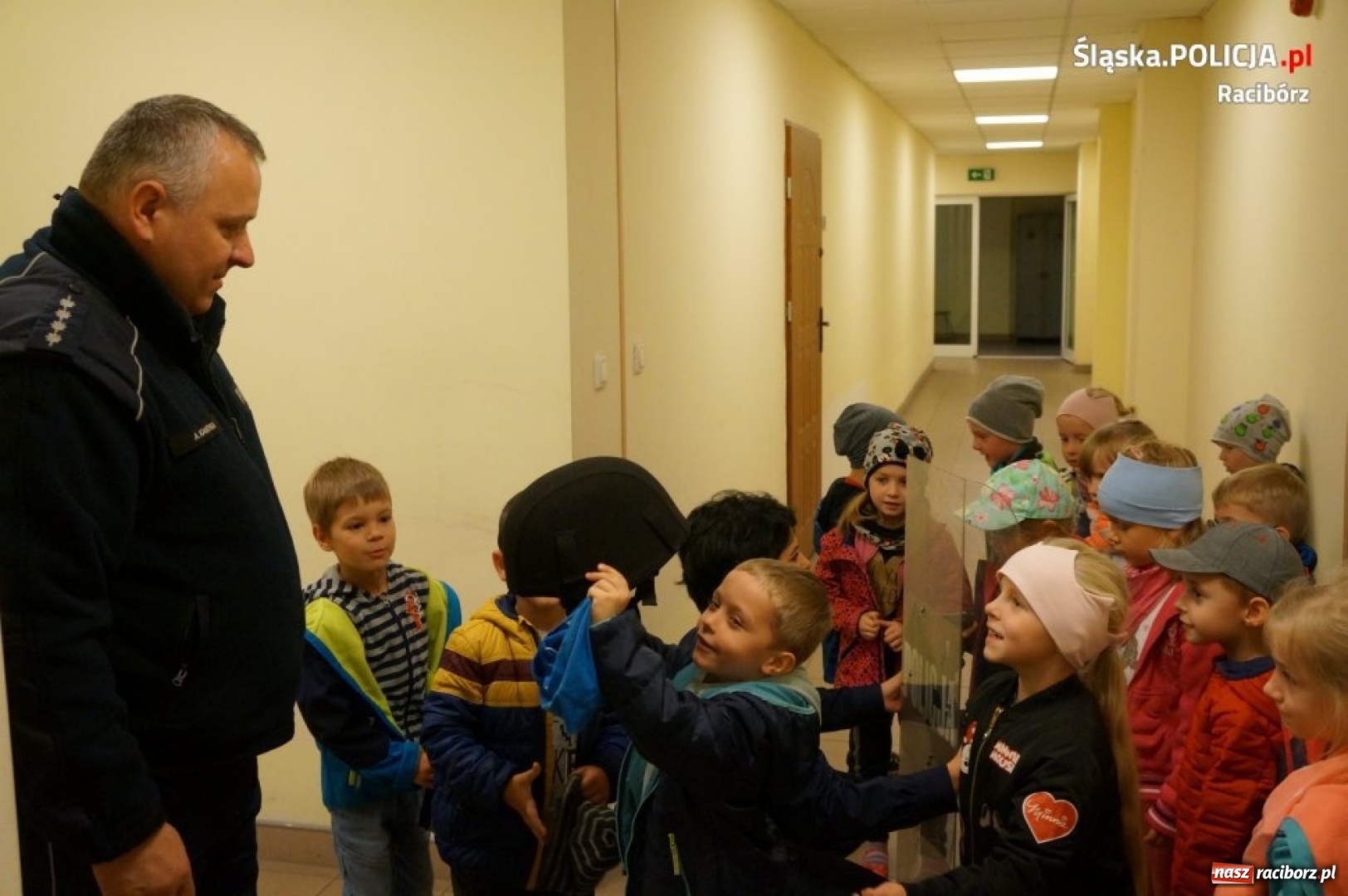 Zdjęcie w galerii na portalu naszraciborz.pl: Przedszkolaki z wizytą w raciborskiej komendzie policji  wiadomości z regionu