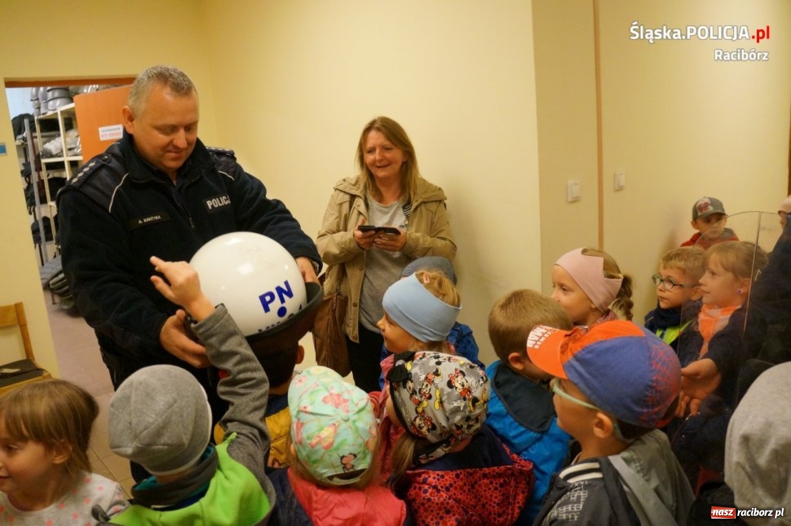 Zdjęcie w galerii na portalu naszraciborz.pl: Przedszkolaki z wizytą w raciborskiej komendzie policji  wiadomości z regionu