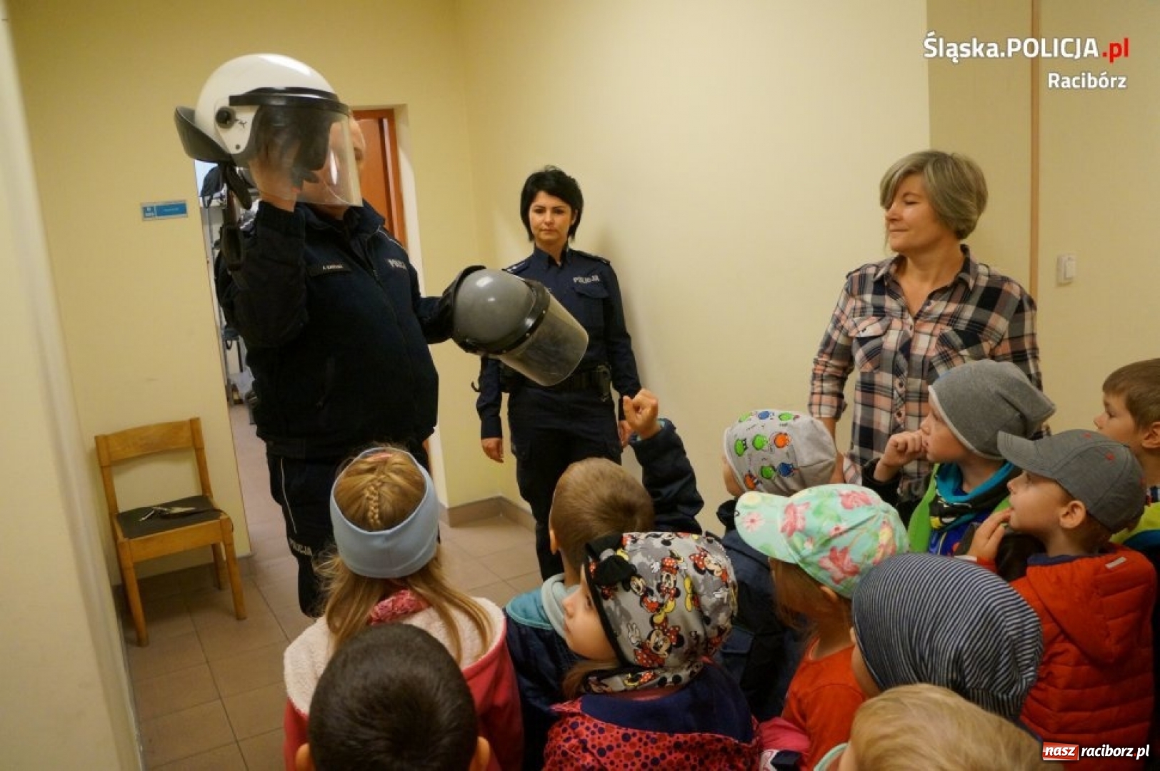 Zdjęcie w galerii na portalu naszraciborz.pl: Przedszkolaki z wizytą w raciborskiej komendzie policji  wiadomości z regionu