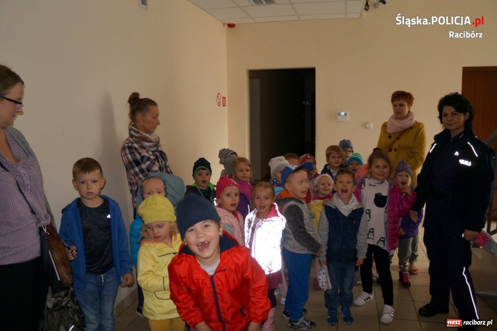 Zdjęcie w galerii na portalu naszraciborz.pl: Przedszkolaki z wizytą w raciborskiej komendzie policji  wiadomości z regionu