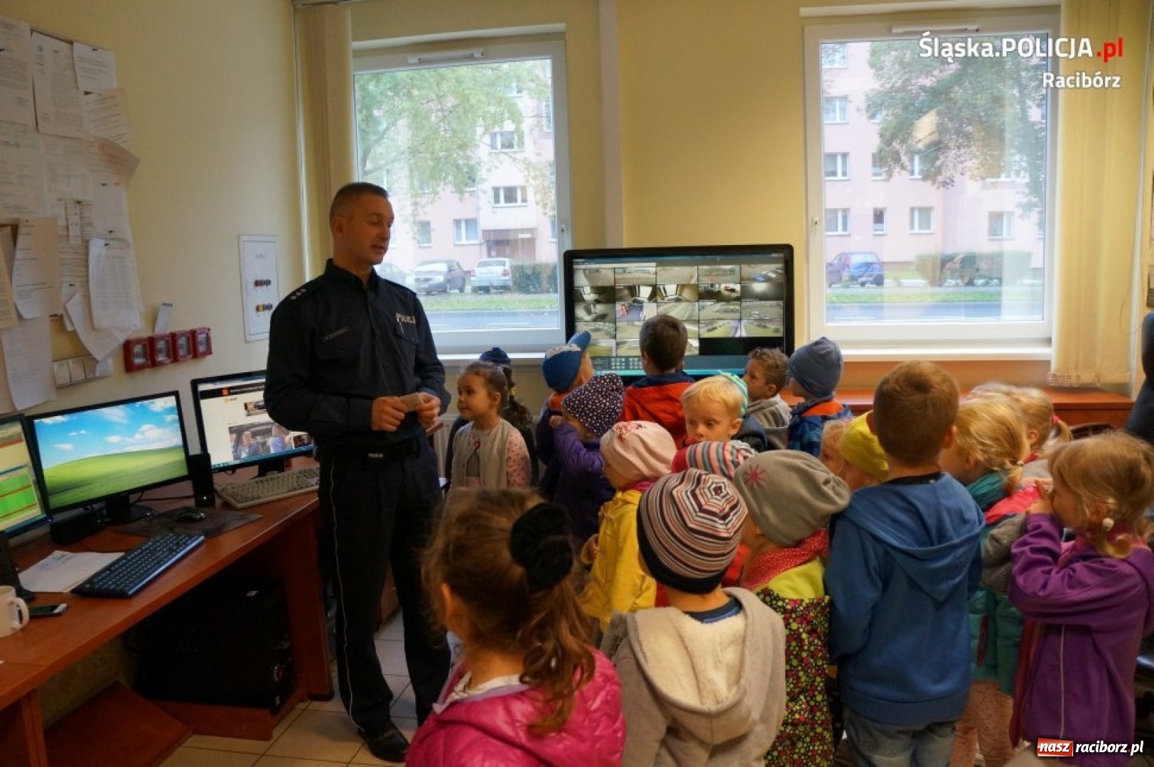 Zdjęcie w galerii na portalu naszraciborz.pl: Przedszkolaki z wizytą w raciborskiej komendzie policji  wiadomości z regionu
