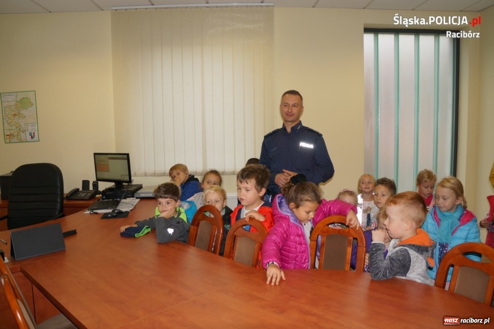 Zdjęcie w galerii na portalu naszraciborz.pl: Przedszkolaki z wizytą w raciborskiej komendzie policji  wiadomości z regionu