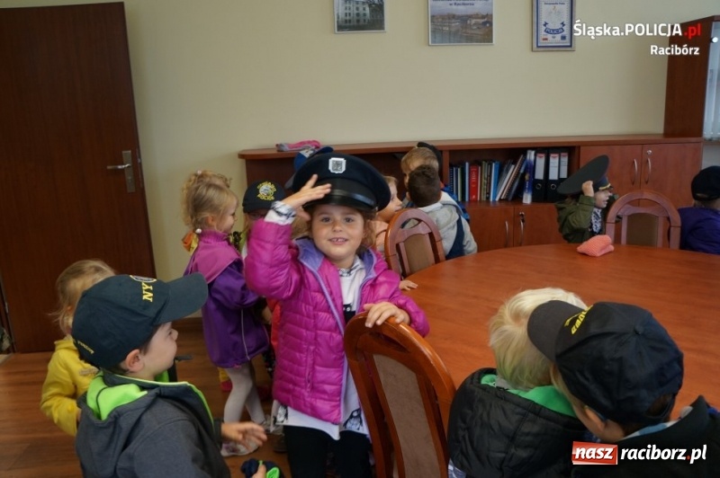 Zdjęcie w galerii na portalu naszraciborz.pl: Przedszkolaki z wizytą w raciborskiej komendzie policji  wiadomości z regionu