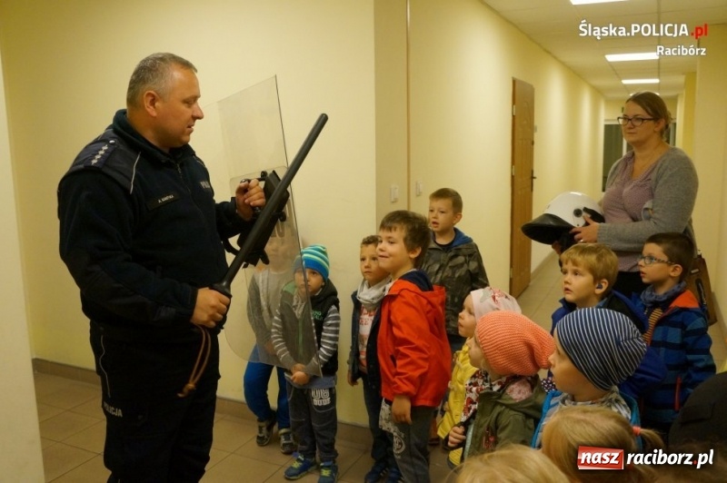Zdjęcie w galerii na portalu naszraciborz.pl: Przedszkolaki z wizytą w raciborskiej komendzie policji  wiadomości z regionu