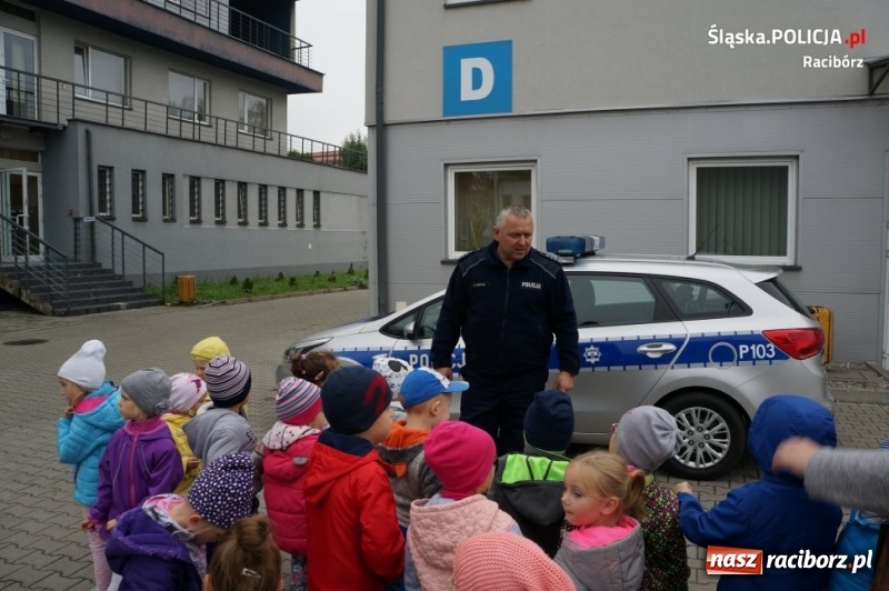 Zdjęcie w galerii na portalu naszraciborz.pl: Przedszkolaki z wizytą w raciborskiej komendzie policji  wiadomości z regionu