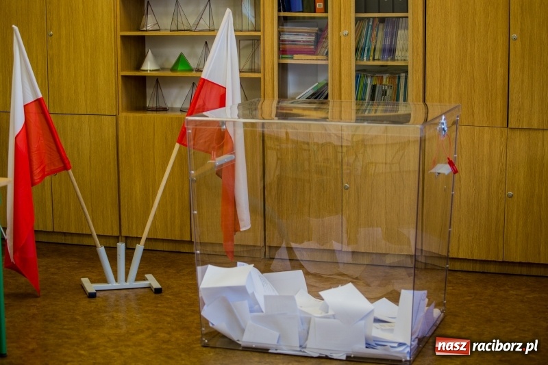 Zdjęcie w galerii na portalu naszraciborz.pl: Wybory uzupełniające na Ostrogu. Przezroczysta urna i bardzo niska frekwencja.  wiadomości z regionu