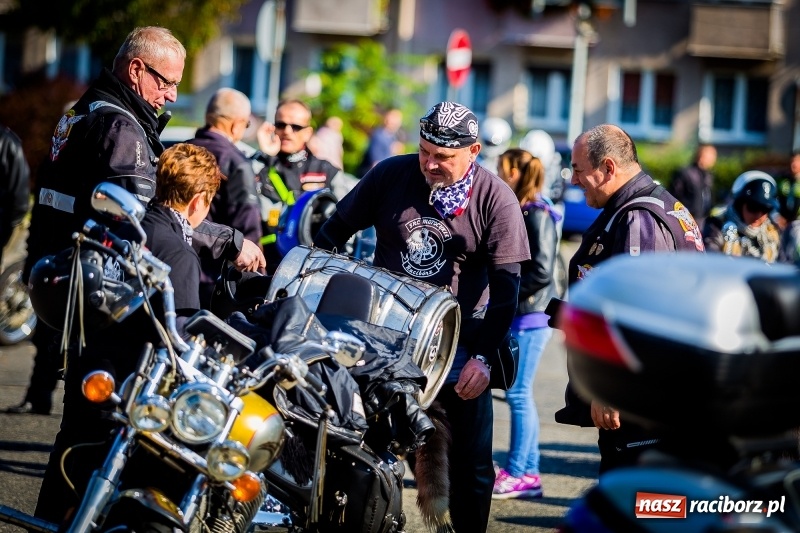 Zdjęcie w galerii na portalu naszraciborz.pl: Kilkuset motocyklistów na nieszporach dziękczynnych w Rudniku wiadomości z regionu