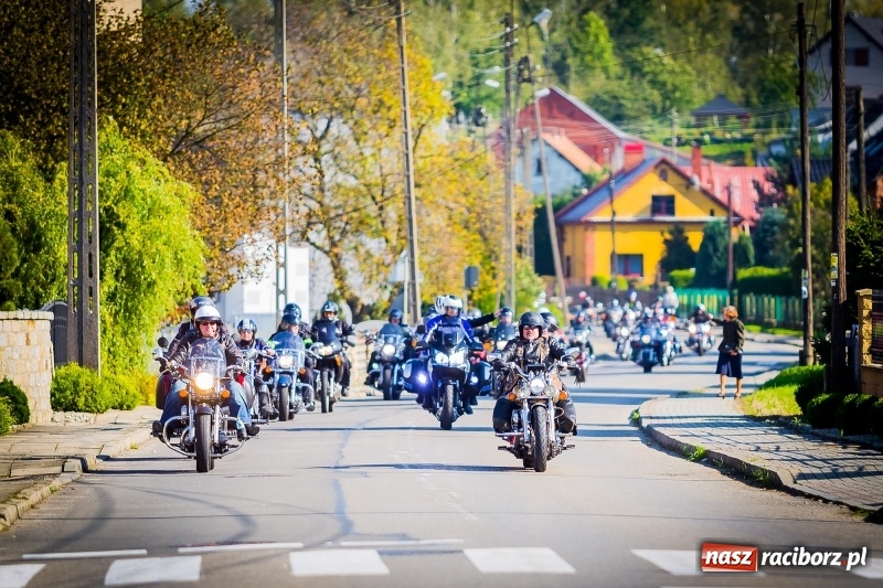 Zdjęcie w galerii na portalu naszraciborz.pl: Kilkuset motocyklistów na nieszporach dziękczynnych w Rudniku wiadomości z regionu