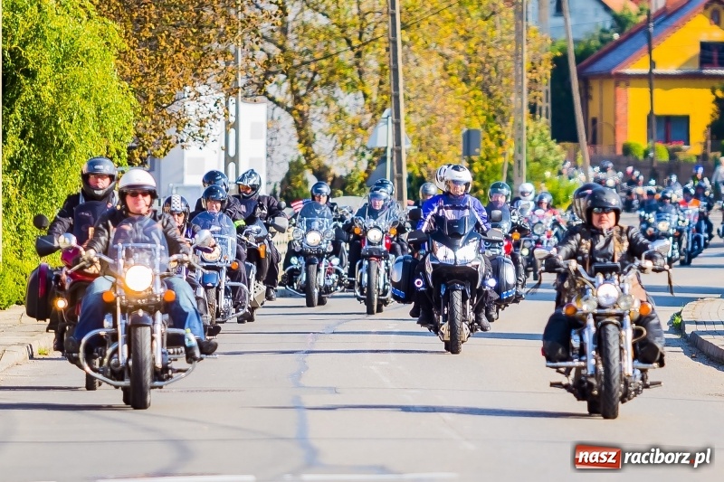 Zdjęcie w galerii na portalu naszraciborz.pl: Kilkuset motocyklistów na nieszporach dziękczynnych w Rudniku wiadomości z regionu