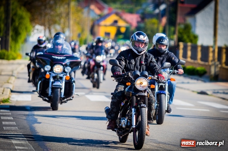 Zdjęcie w galerii na portalu naszraciborz.pl: Kilkuset motocyklistów na nieszporach dziękczynnych w Rudniku wiadomości z regionu