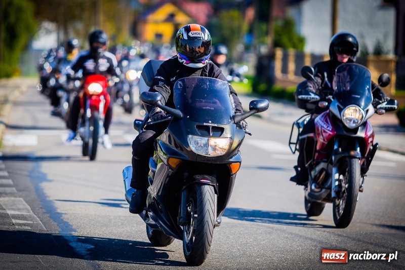 Zdjęcie w galerii na portalu naszraciborz.pl: Kilkuset motocyklistów na nieszporach dziękczynnych w Rudniku wiadomości z regionu