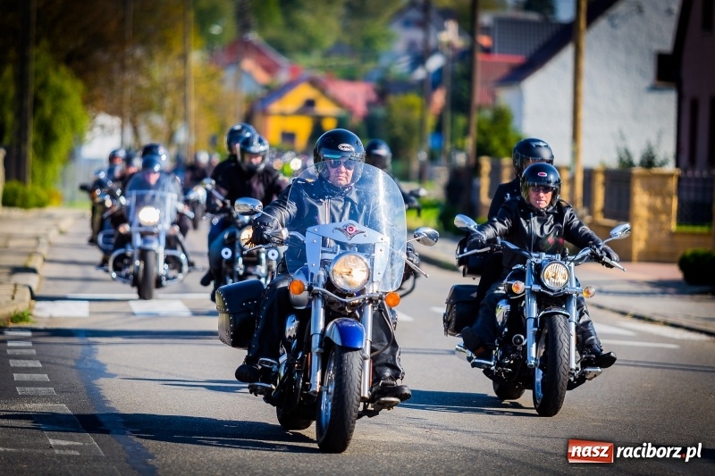 Zdjęcie w galerii na portalu naszraciborz.pl: Kilkuset motocyklistów na nieszporach dziękczynnych w Rudniku wiadomości z regionu