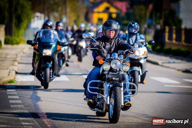 Zdjęcie w galerii na portalu naszraciborz.pl: Kilkuset motocyklistów na nieszporach dziękczynnych w Rudniku wiadomości z regionu