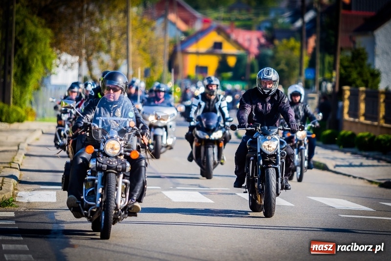 Zdjęcie w galerii na portalu naszraciborz.pl: Kilkuset motocyklistów na nieszporach dziękczynnych w Rudniku wiadomości z regionu