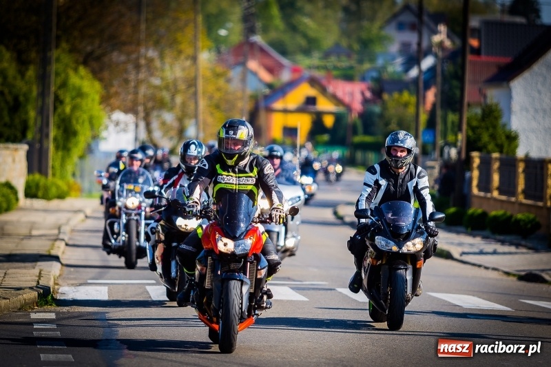 Zdjęcie w galerii na portalu naszraciborz.pl: Kilkuset motocyklistów na nieszporach dziękczynnych w Rudniku wiadomości z regionu