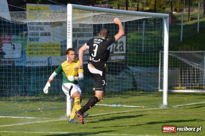 Zdjęcie w galerii na portalu naszraciborz.pl: Niespodzianka w Turzy Śląskiej. Rudzki Buk z kompletem punktów wiadomości z regionu