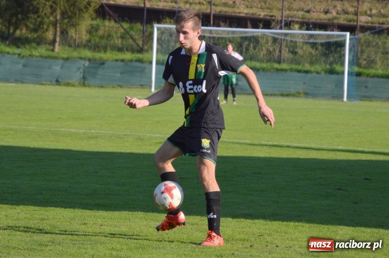 Zdjęcie w galerii na portalu naszraciborz.pl: Niespodzianka w Turzy Śląskiej. Rudzki Buk z kompletem punktów wiadomości z regionu