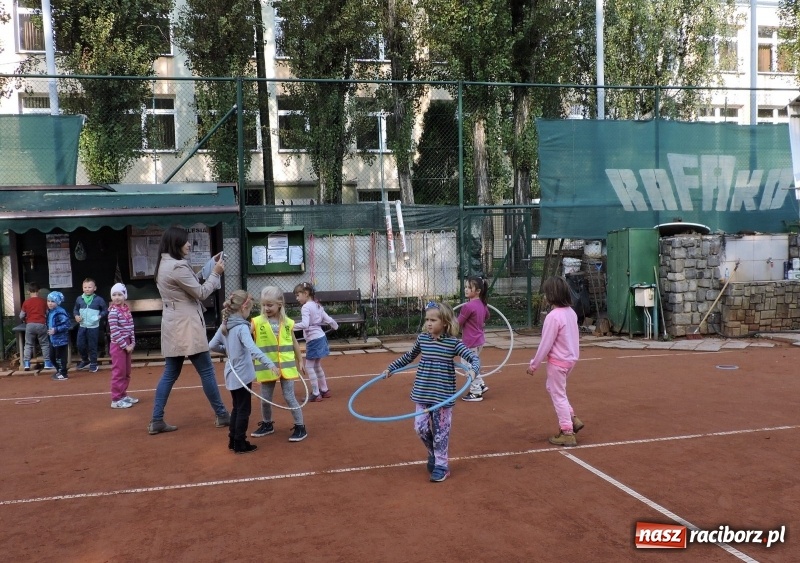 Zdjęcie w galerii na portalu naszraciborz.pl: Dzieci z Przedszkola numer 13 odwiedziły kort tenisowy Rafako wiadomości z regionu