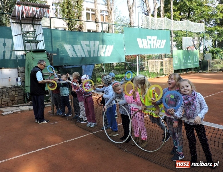 Zdjęcie w galerii na portalu naszraciborz.pl: Dzieci z Przedszkola numer 13 odwiedziły kort tenisowy Rafako wiadomości z regionu