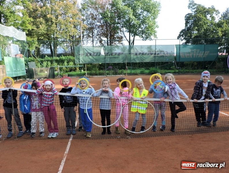Zdjęcie w galerii na portalu naszraciborz.pl: Dzieci z Przedszkola numer 13 odwiedziły kort tenisowy Rafako wiadomości z regionu