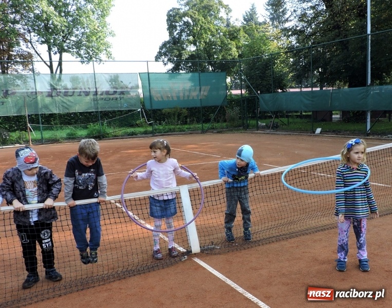 Zdjęcie w galerii na portalu naszraciborz.pl: Dzieci z Przedszkola numer 13 odwiedziły kort tenisowy Rafako wiadomości z regionu