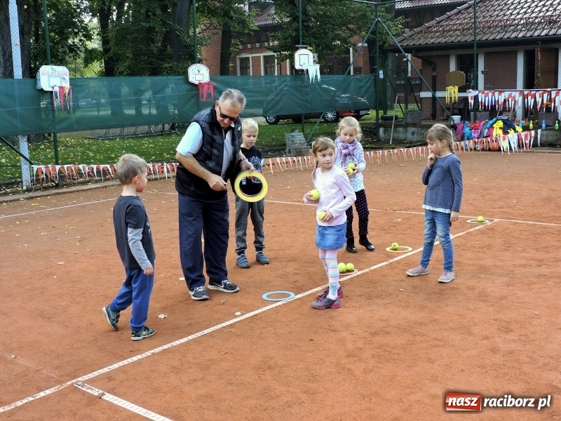 Zdjęcie w galerii na portalu naszraciborz.pl: Dzieci z Przedszkola numer 13 odwiedziły kort tenisowy Rafako wiadomości z regionu