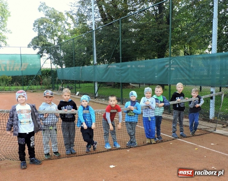 Zdjęcie w galerii na portalu naszraciborz.pl: Dzieci z Przedszkola numer 13 odwiedziły kort tenisowy Rafako wiadomości z regionu