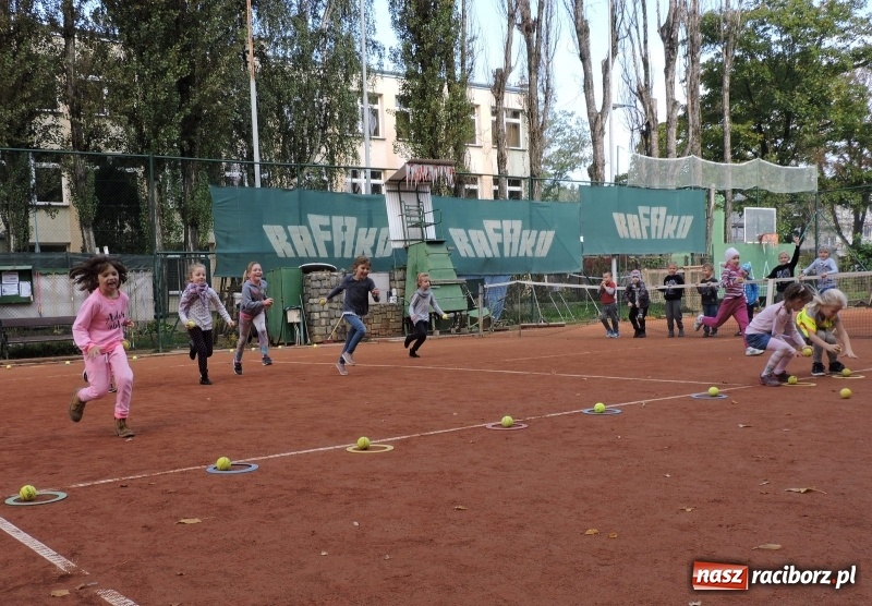 Zdjęcie w galerii na portalu naszraciborz.pl: Dzieci z Przedszkola numer 13 odwiedziły kort tenisowy Rafako wiadomości z regionu