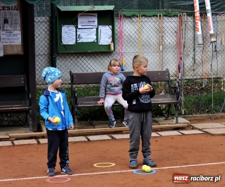 Zdjęcie w galerii na portalu naszraciborz.pl: Dzieci z Przedszkola numer 13 odwiedziły kort tenisowy Rafako wiadomości z regionu