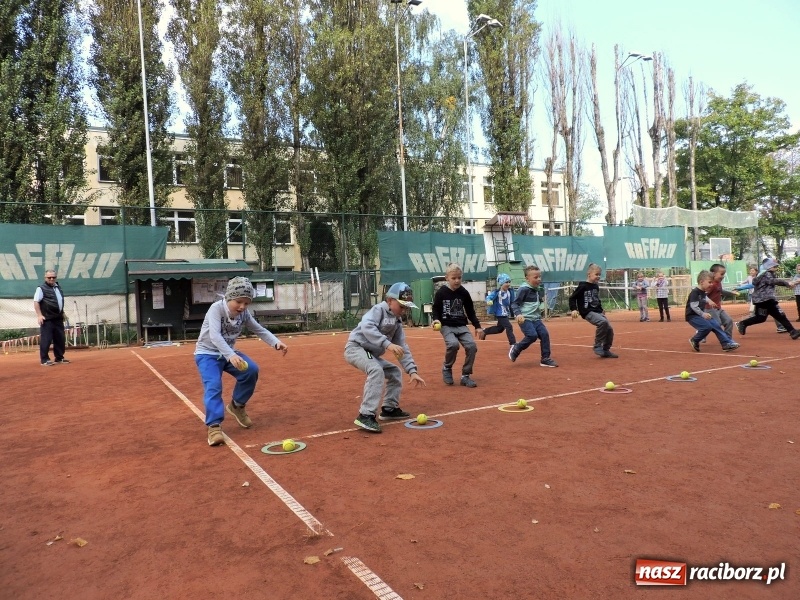 Zdjęcie w galerii na portalu naszraciborz.pl: Dzieci z Przedszkola numer 13 odwiedziły kort tenisowy Rafako wiadomości z regionu