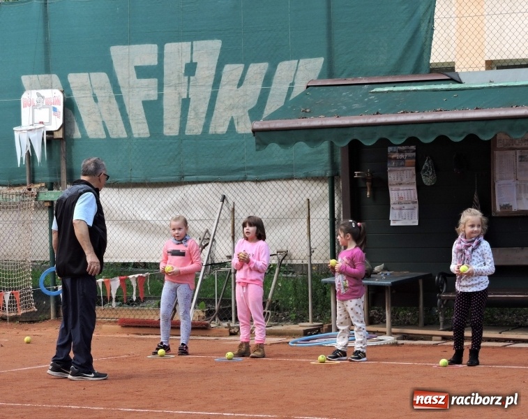 Zdjęcie w galerii na portalu naszraciborz.pl: Dzieci z Przedszkola numer 13 odwiedziły kort tenisowy Rafako wiadomości z regionu