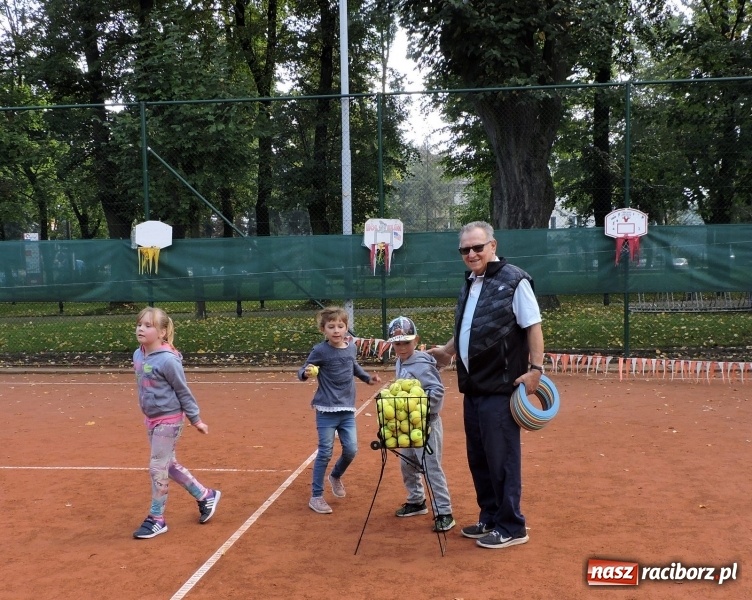 Zdjęcie w galerii na portalu naszraciborz.pl: Dzieci z Przedszkola numer 13 odwiedziły kort tenisowy Rafako wiadomości z regionu
