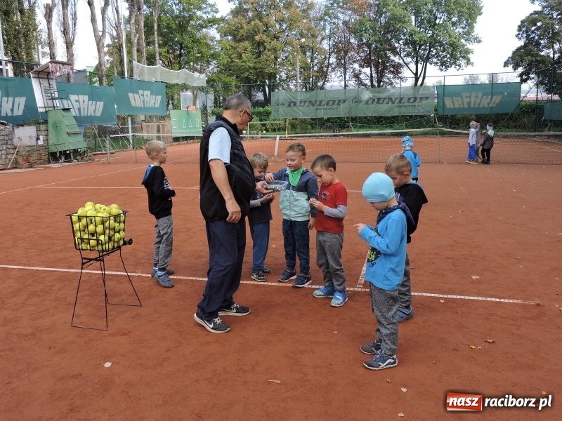 Zdjęcie w galerii na portalu naszraciborz.pl: Dzieci z Przedszkola numer 13 odwiedziły kort tenisowy Rafako wiadomości z regionu