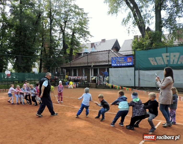 Zdjęcie w galerii na portalu naszraciborz.pl: Dzieci z Przedszkola numer 13 odwiedziły kort tenisowy Rafako wiadomości z regionu
