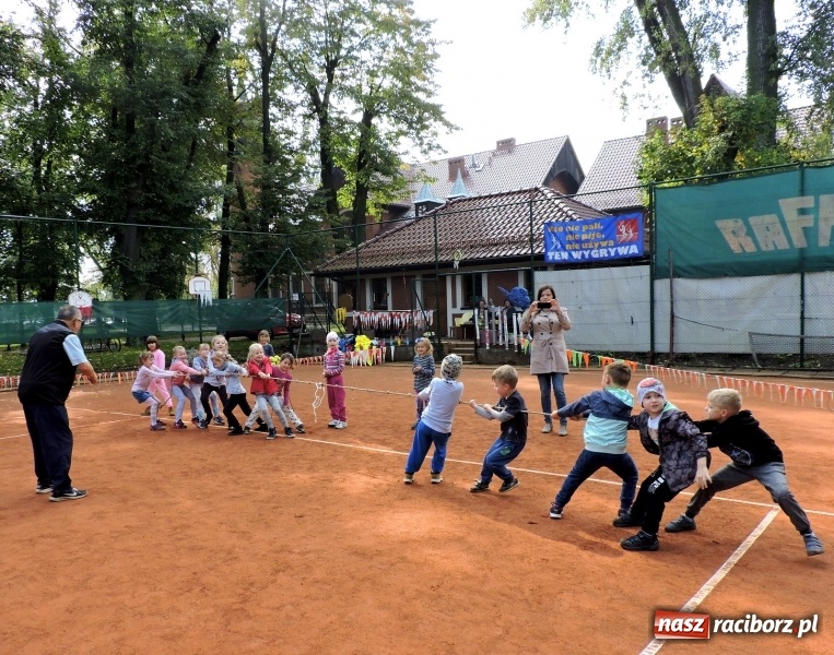 Zdjęcie w galerii na portalu naszraciborz.pl: Dzieci z Przedszkola numer 13 odwiedziły kort tenisowy Rafako wiadomości z regionu