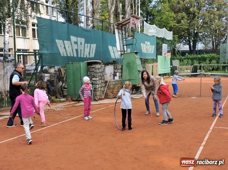 Zdjęcie w galerii na portalu naszraciborz.pl: Dzieci z Przedszkola numer 13 odwiedziły kort tenisowy Rafako wiadomości z regionu
